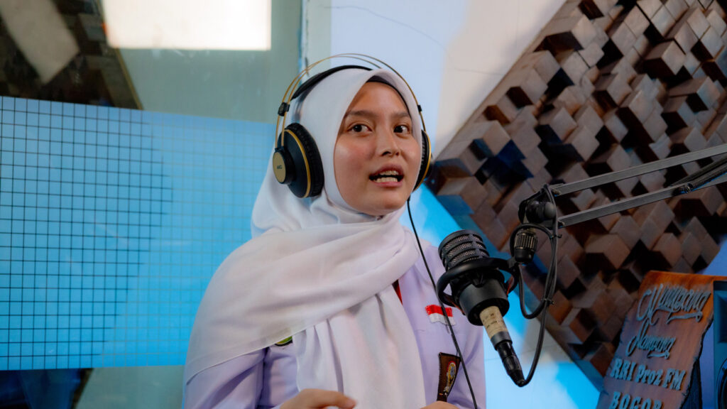 Dua Siswi SMA Pesat Berbagi Inspirasi di Radio RRI Bogor!