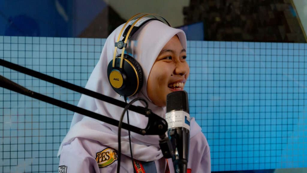 Dua Siswi SMA Pesat Berbagi Inspirasi di Radio RRI Bogor!