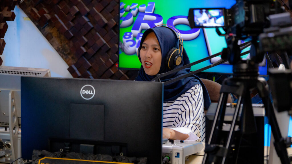 Dua Siswi SMA Pesat Berbagi Inspirasi di Radio RRI Bogor!