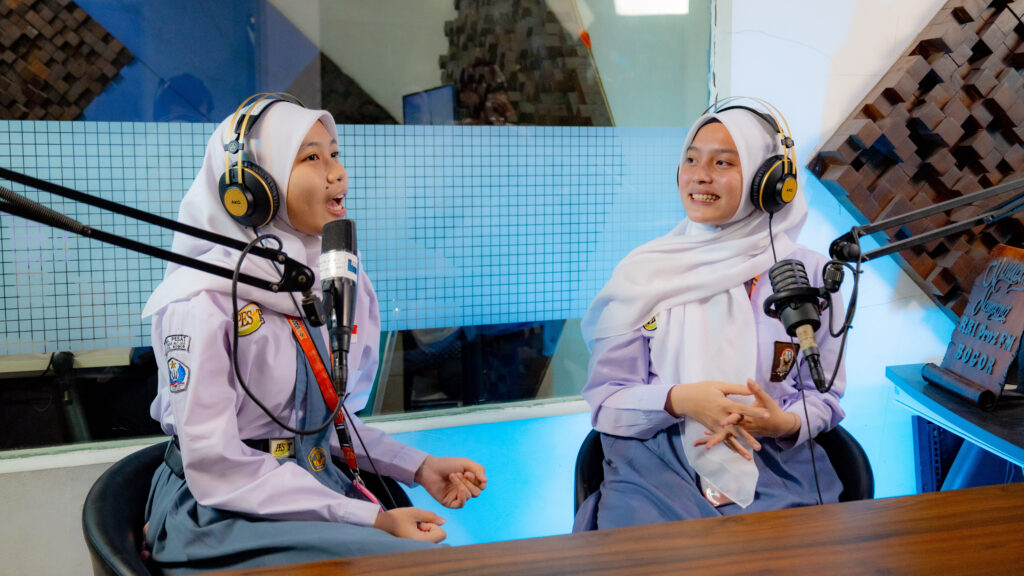 Dua Siswi SMA Pesat Berbagi Inspirasi di Radio RRI Bogor!