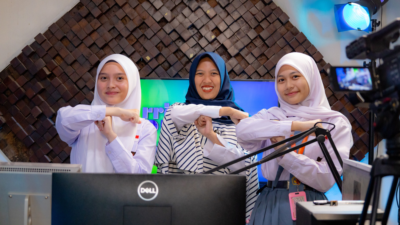 Dua Siswi SMA Pesat Berbagi Inspirasi di Radio RRI Bogor!